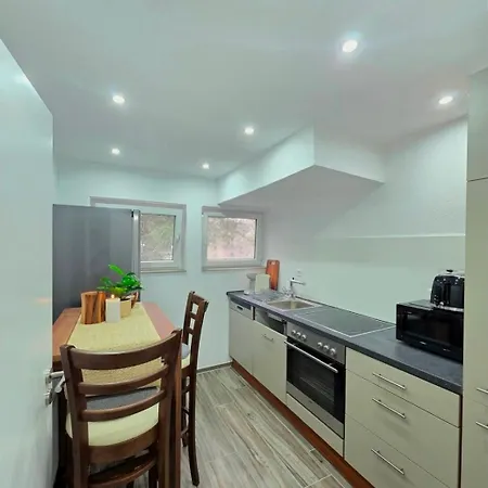 Modern Boutique With Private Entrance And Parking Lejlighed