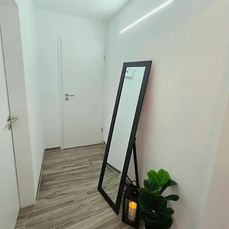 Modern Boutique With Private Entrance And Parking Lejlighed